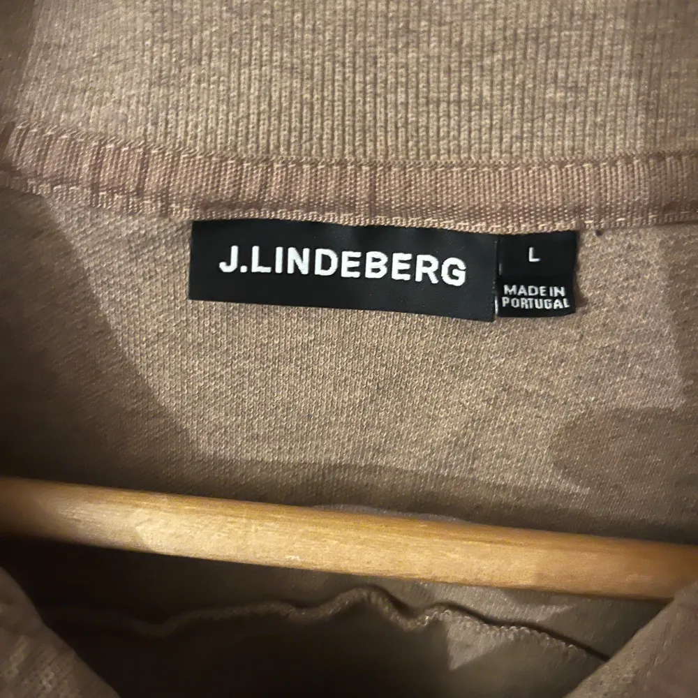 Fet Piké från J.Lindeberg i storlek L. Skön beige färg utan några defekter. . T-shirts.