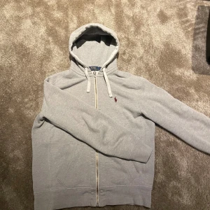 Ralph Lauren - Hej  Säljer min ralph Lauren hoodie. Den är i M men passar även S. Inga repor osv på den 9/10 använd fåtal gånger. Riktigt perfekt nu inför vinter. Vid funderingar hör gärna av dig 