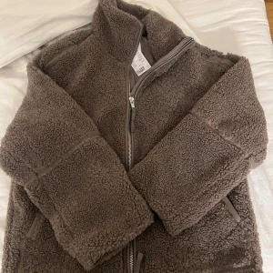teddy jacka H&M - Helt ny teddy jacka från H&M! Prislapp kvar, slutsåld och perfekt nu inför hösten🥰