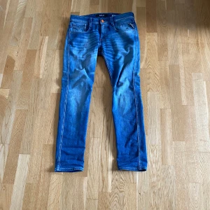 Replay anbass  - Tja, säljer mina sjukt snygga replays då jag använder mig av andra jeans. Sjukt bra skick, knappt använda. 9,5/10. Storlek 28/30. Fraktar spårbart via postnord!