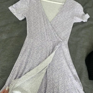 PULL&BEAR lila omlott klänning - Otroligt fin och ger en superfin shape! Skriv för mer info eller bilder!💕🫶