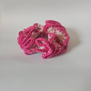 Rosa och beige stickad scrunchie - Superfin virkad scrunchie i rosa och ljusrosa. Perfekt för att piffa upp vilken frisyr som helst! Den är mjuk och elastisk, vilket gör den skonsam mot håret. Passar både till vardags och festliga tillfällen.