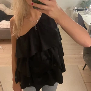 One shoulder volangtopp - One shoulder volang topp, äääälskaar, använd några ggr men bra skick, märkeslapp bortklippt så minns inte vilket märke❤️