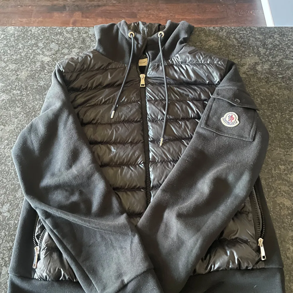 Moncler cardigan i topp skick, Storlek M. Jackor.