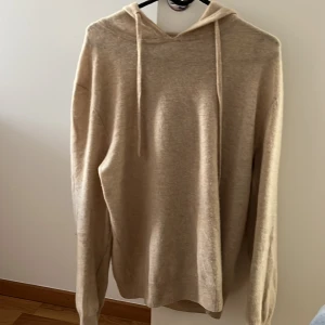 Kashmir hoodie  - Säljer helt ny Kashmir hoodie , inga defekter, pris kan diskuteras vid snabb affär