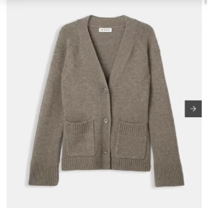 Wera kofta - Jättefin kofta, endast testad! Storlek L men sitter lite oversize på mig som brukar ha XS. Nypris: 900