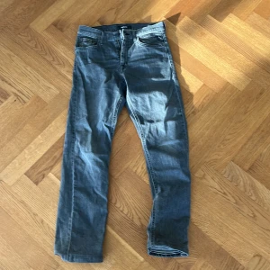 Replay jeans - Riktigt feta Replay jeans som inte är särskilt använda i en snygg mörk grå färg