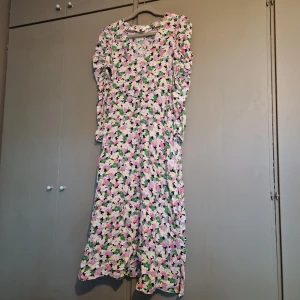 Midiklänning h&m - Använt skick, några dragningar i sömmarna.