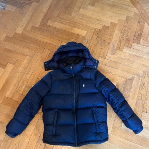 Ralph Lauren dunjacka - Säljer nu min dunjacka från polo Ralph lauren I gott skick då den tyvärr blivit för liten för mig. Storleken är 14-16 år men jag skulle säga att den passar som en XS. Bara att skriva vid frågor eller funderingar 😇