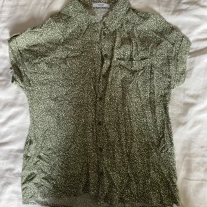 Skjorta - Grön prickig skjorta, lätt och tunt material. Från märket ”reserved”. Säljer då det inte passar min stil. 