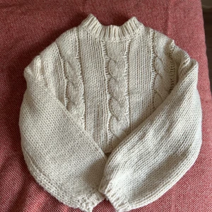 Stickad tröja  - Nyskick, knappt använd Tryck ej köp nu, köpet går via mig privat 