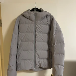 Uniqlo jacka - En varm och skön jacka från Uniqlo. Perfekt nu till vintern. Jackan är i princip aldrig använd. Nypris 1695:-