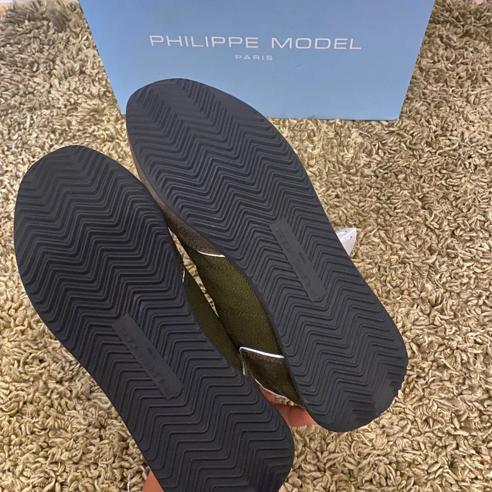 Olivgröna Philippe Model skor, trainers | Storlek 42 passar 43 | (HELT NYA, ALDRIG ANVÄNDA) | OG medföljer | Pris : 2450kr | Hojta till om du undrar något 💭. Skor.