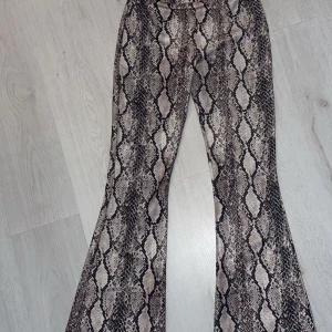 Bootcut mjukis byxor  - Snygga och sköna mjukis byxor i Bootcut. De är i storlek S men är lite större i storleken då de passar även M