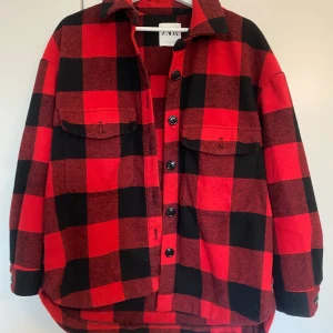 Zara kappa - Ganska oversized rödrutig kappa ifrån Zara i storlek S. Helt ny i skicket och bara använd några gånger😊