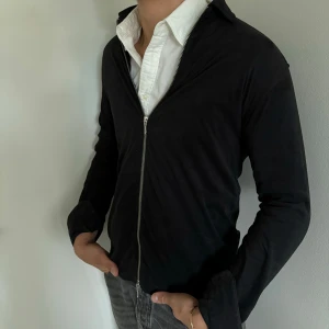 Ciszere kofta svart - Överskjorta/kofta från märket Ciszere i storlek S - Bra skick, inga defekter   - Modell på bild är 182/67kg.  - Hör av dig vid eventuella frågor!  Mvh  