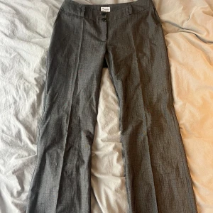 Lågmidjade gråa kostymbyxor  - Jättesnygga lågmidjade gråa kostymbyxor, utsvängda i modellen, knappt använda!