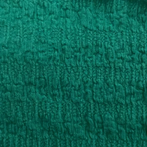 Grön ribbad topp från Zara - Säljer en superfin grön ribbad topp från Vera Moda Den är kortärmad och har en croppad passform som är perfekt för sommaren. Materialet är mjukt och stretchigt, vilket gör den bekväm att bära hela dagen. Perfekt för både vardag och fest!