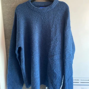 Jack & Jones tröja - Stickad tröja från Jack & Jones strl M. Bra kvalitet och perfekt nu när det börjar bli lite kallare utomhus! Skriv vid eventuella frågor o h funderingar!😊