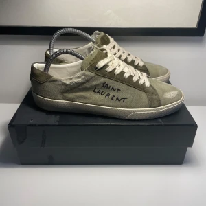 Saint Laurent skor - Säljer dessa saint Laurent skor i en väldigt eftertraktad färg. Skorna är i bra skick 9/10. Box och extra skosnören medkommer. Hör av er vid eventuella frågor!