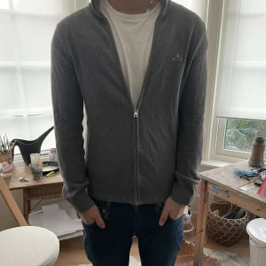 GANT halfzip - Fullzip från gant köpt för ca 6 månader sedan. Nypris 1400. Skick 9/10