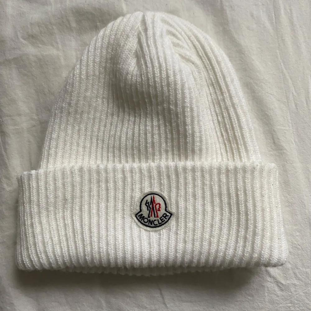 Hej, säljer denna sjukt snygga Moncler mössan som nästan är helt ny! Den är knappt använd och i riktigt bra skick.(original påsen finns kvar). Accessoarer.