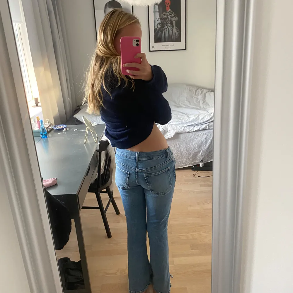 Säljer dessa jätte snygga zara jeans som är försmå. Jeans & Byxor.