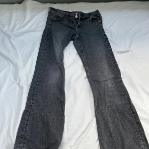 Svarta jeans  - Dem är perfekta knappt använda.Storlek 158.Från Gina Tricot.dem är utsvänganda/bootcut  Kan diskutera pris 