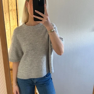 Stickad tröja - Kortärmad stickad tröja från Gina! Endast använd ett fåtal gånger!💖