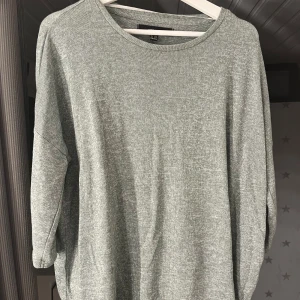 Grå tröja från Vero Moda - Säljer en stilren och bekväm grå/grön tröja från Vero Moda. Den har en normal passform, använd ett fåtal gånger