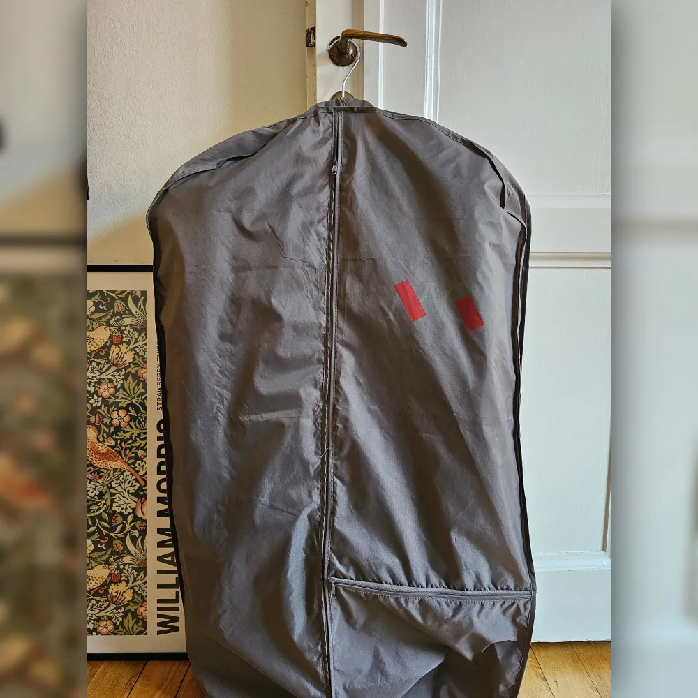 Komplett kostym från Riley inklusive vit skjorta, storlek 46 (slim fit, skjorta super slim fit), skick 4/5. Fickor ej sprättade, kostympåse medföljer.. Kostymer.