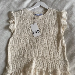 Virkad topp - Jag säljer en oanvänd virkad topp från zara i storlek M men skulle kunna passa någon med storlek S. Säljer pågrund av att den inte kommit till användning!💞 (pris kan diskuteras)
