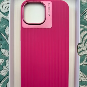 Nudient skal  - Rosa skal från nudient näst intill aldrig använt. Har en millimeter spricka uppe i höger hörn som knappt syns, se sista bilden. Förpackning finns. Till iPhone 15