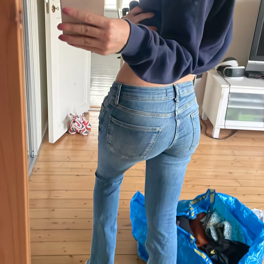 Zara jeans i storlek 32! Avklippta där nere men dom är frf långa( jag är 166 för referens) skriv för frågor om mått eller annat🩷. Jeans & Byxor.