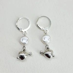 Handgjorda örhangen - Handgjorda örhängen●Följ :@ekjewelryofficial🤲 ● 💎Material- plastik ●Örhängeskrokar -rostfritt stål. Nickel fri. Längd -3,5cm.