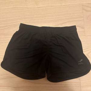 Helt oanvända träningshorts från Intersport med ficka. Jätte fina och i nyskick säljer dem då de inte kommer till användning längre.