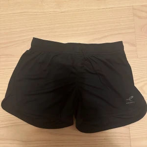 Träningshorts  - Helt oanvända träningshorts från Intersport med ficka. Jätte fina och i nyskick säljer dem då de inte kommer till användning längre.