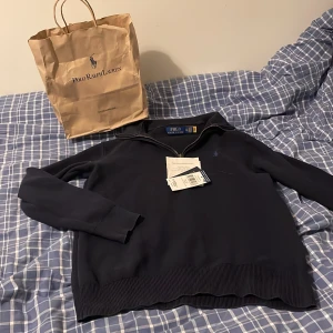 Ralph lauren halfzip  - Säljer denna grymt feta Ralph lauren half zip, den är använd länge men sparsamt och i väldigt bra skick. Den ör köpt på mallorca outlet så kvitto och taggar medföljer 👌🏻