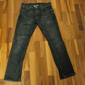 Säljer ett par schyssta Nudie jeans av modellen Grim tim. Skicket är väldigt bra 4/5. Nypris ca 1600