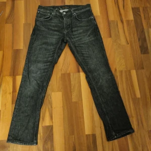 Nudie jeans W32 L30 Grim tim - Säljer ett par schyssta Nudie jeans av modellen Grim tim. Skicket är väldigt bra 4/5. Nypris ca 1600