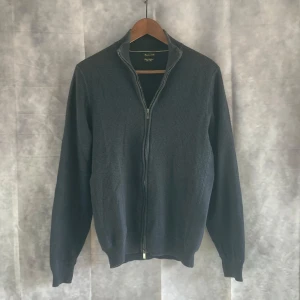 Massimo Dutti Helzip - Säljer en snygg och tidlös mörkblå tröja från Massimo Dutti | Perfekt tjocklek för både höst och vinter | Tröjan är i riktigt bekvämt kashmirmaterial | Hör av er vid frågor!⭐️