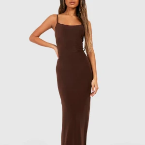 Brun klänning!! Perfekt till hösten. - En lång maxiklänning från boohoo. Använd 1gång då den är för liten.