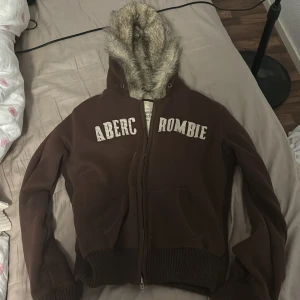 Hoodie - Jätte fin hoodie med zip up. Jätte fin och varm nu till hösten. Den är väldigt tjock i materialet och kan användas som jacka. Storleken står ej men skulle säga att den är S