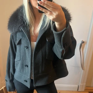 Meotine kappa - snygg meotine kappa i modellen charlie  som köptes förra hösten för 3500 kr❤️ 