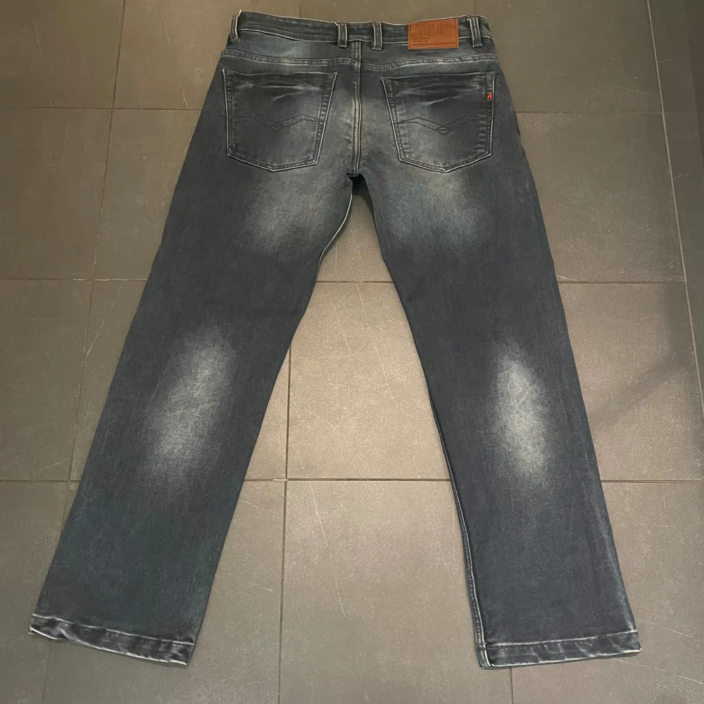 Säljer dessa riktigt feta Replay jeans med en snygg finish. Oklart vilken modell det är, sitter mer löst än majoriteten av Replay jeans. Mycket gott skick utan defekter. Obs - Storlek 34 men de är uppsydda hos en skräddare. Passar ca 32 i längd . Jeans & Byxor.