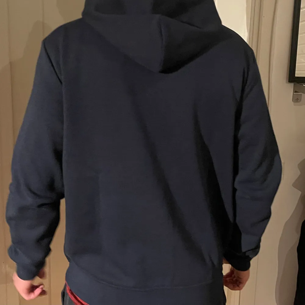 Säljer min Ralph lauren zip up, den är i bra skick. Inga defekter. Hoodies.