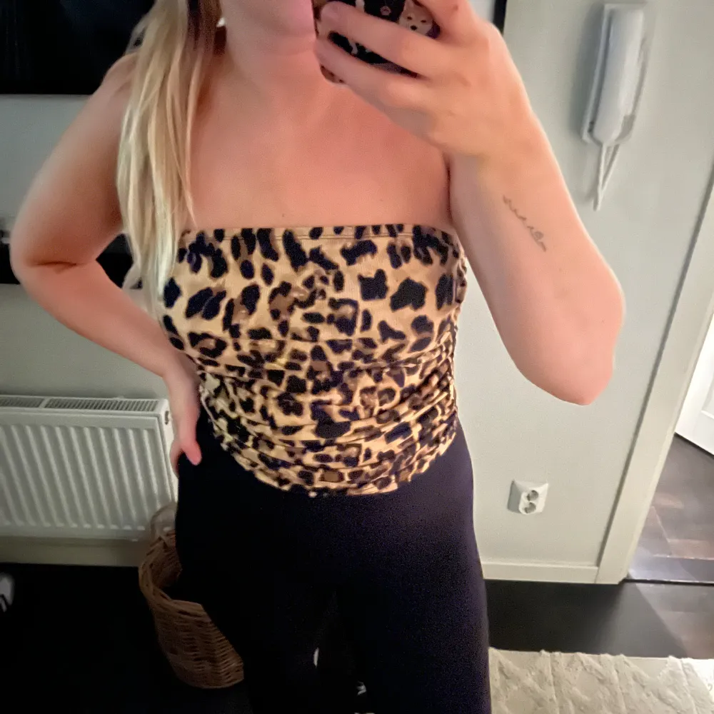 Säljer denna skitsnygga toppen som aldrig kommit till användning. Perfekt till vardags eller fest! 🤎Superfint leopard mönster, medföljande ”band” som går att ha runt halsen eller som bälte:). Toppar.