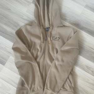 Beige Armani zip up - Beige Armani zip up i bra skick. Passar S,M