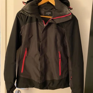 Everest skidjacka Active stl 34 - Fin jacka med snölås i midja. Använd sparsamt en höst/ vinter, fint skick! Tvättad en gång enligt tvättråd.  Så skön och lätt att röra sig i 💞