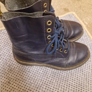 Ett par blåa stövlar - Doktor Martin stövlar,lite slitna, men bra i skick